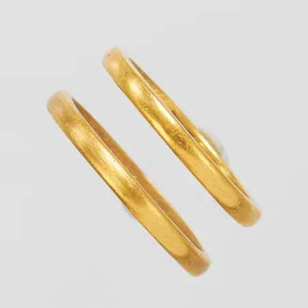 2 Ringar, personliga gravyrer, skeva, 23K Vikt: 8,8 g