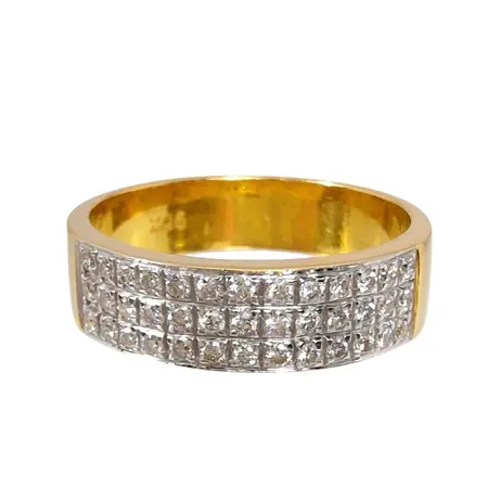 Diamantring, 21,6K guld (900/1000), Diamanter 39 x 0,003ct, Ø17¼ mm, bredd 5,3 mm, fint skick Vikt: 5,5 g