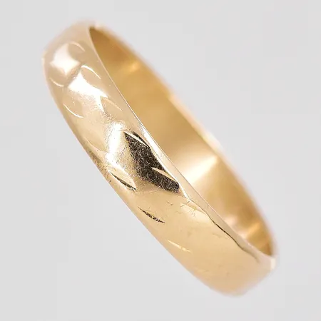 Ring, stl 18¾, bredd 4mm, graverad, 9K Vikt: 2,4 g