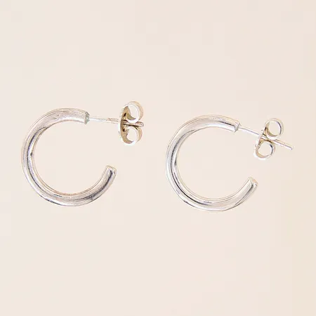 Ett par örhängen creoler, Ø12mm, bredd: 2,4mm, silver 925/1000 Vikt: 4 g