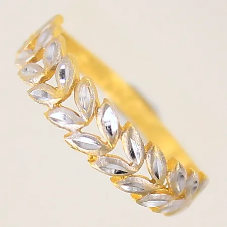Ring med vitguldsdetaljer, stl 16, bredd 2-5mm, bucklor, 23K  Vikt: 1,9 g