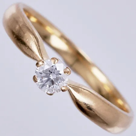 Ring med diamant ca1x0,26ct, stl: 18, bredd: ca 3mm, 18K Vikt: 3,8 g