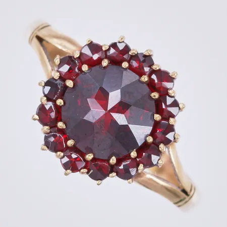 Ring med granater, stl: 16¾, bredd: ca 2-12mm, skev i formen, metall
