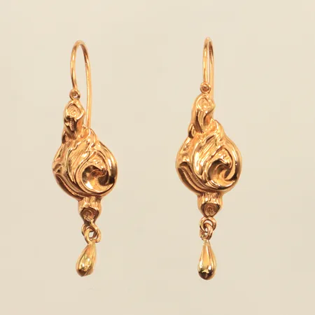 Ett par örhängen, längd 40mm, bredd 1,9-11mm, möjligen Edvall C W Sundsvall, år 1886, 18K Vikt: 2,5 g