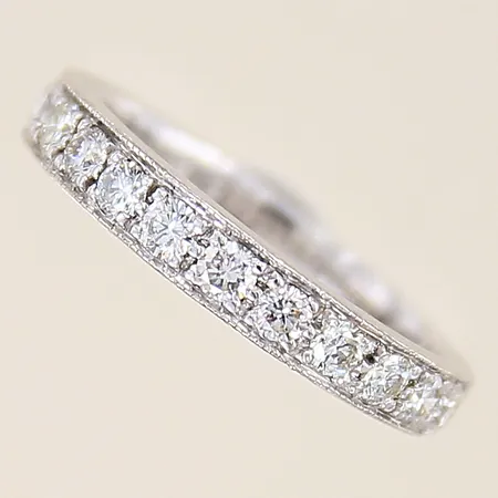Ring med diamanter 13 x ca 0,04ct, stl 15½, bredd 3mm, GHA, vitguld, 18K  Vikt: 3 g