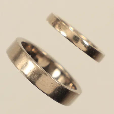 Två ringar, stl 17/ 20½, bredd 2,9mm/ 5,1mm, vitguld, gravyr, 18K  Vikt: 15,2 g