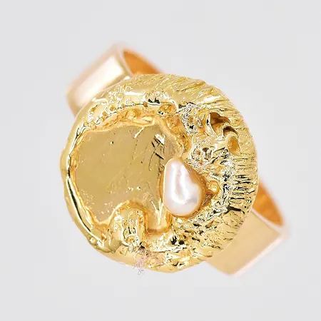 Ring med pärla, stl 17½, Ø 14,5mm, graverad, 18K Vikt: 7,8 g