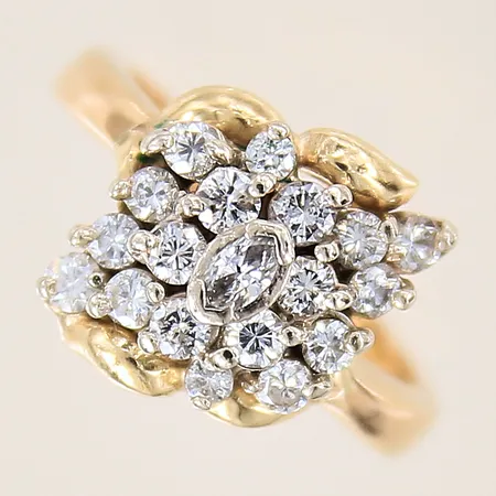 Ring med diamanter 19 x ca 0,02-0,03ct, en diamant med navettslipning, stl 16½, bredd 3-15mm, 18K  Vikt: 7 g