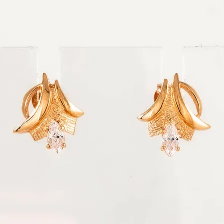 Örhängen i 18K guld med vita stenar. De är 15 x 13 mm och väger 2,3g. 