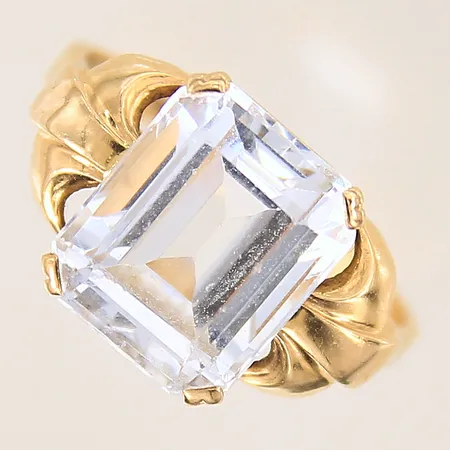 Ring med vit sten, stl: 18¼, bredd: 1,9-12,1mm, 18K  Vikt: 4,7 g