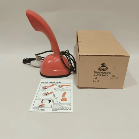 Telefon (analog), Ericofon "Kobra" tillverkad av LM Ericsson, höjd ca 21cm, röd, bruksanvisning, kartong 