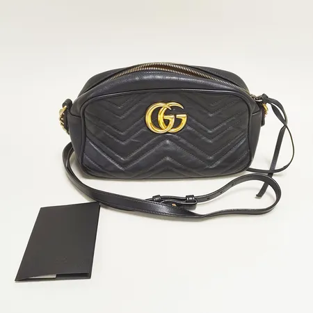 Väska, Gucci, GG Marmont 2.0 shoulder bag, 13 x 24 x 7cm, modellnr: GU-447632/DTD1D, serienr: H024493424, kviltat läder, beslag i gulmetall med färgbortfall, fläckig insida, övergripande slitage, kvittokopia från Gucci Birger Jarlsgatan 2018, inga tillbehör. Vikt: 0 g