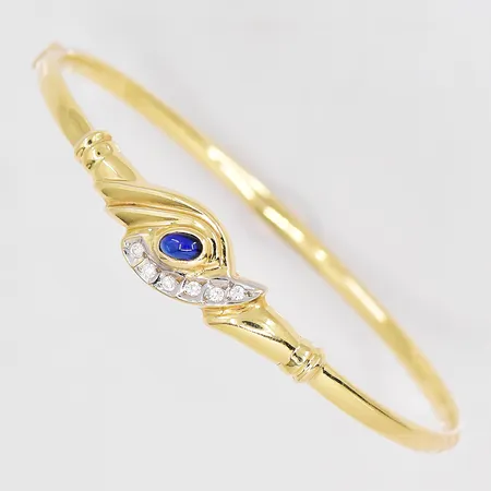 Armring med blå och vita stenar, Ø 62mm, bredd ovandel 10,3mm, öppningsbar, 14K Vikt: 6,1 g
