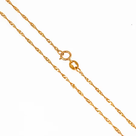 Kedja, Singapore i 21K guld. Den är 45 cm lång, 1,5 mm bred och väger 2,2g. Springring.