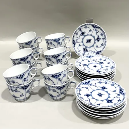 Kaffekoppar med fat, tolv stycken, Musselmalet, halvblond, Royal Copenhagen, numrerad: 719, höjd ca 6,5cm, fat ca Ø12,5mm, porslin, bruksslitage, två fat med mindre tillverkningsfel Skickas med postpaket.