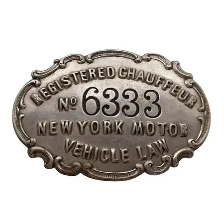 Ovanlig tjänstebricka för chaufför "REGISTERED CHAUFFEUR  No 6333 NEW YORK MOTOR VEHICLE LAW", USA, No 6333 indikerar på tillverkningsår 1905, metall, mått 50 x 35 mm, bruten nål, orörd patina, vikt 9,5 gram