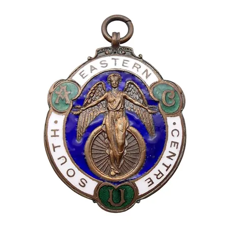 Tidig Cykelmedalj, England, SOUTH EASTERN CENTRE -ACU, gravyr på baksidan "SOUTHERN TRIAL 1928 - G.A.NORCHI, emalj, längd inkl. ögla 42,5 mm, bredd 30 mm, orörd patina, mycket fint skick, vikt 12,5 gram