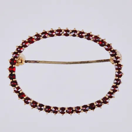 Brosch med granater, längd: ca 3,5cm, bredd: ca 26mm, förgylld silver Vikt: 3,9 g