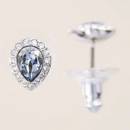 Ett par örhängen med vita och ljusblå stenar, 9mm, bredd 7,2mm, Swarovski, plaststoppers, silverfärgad metall 