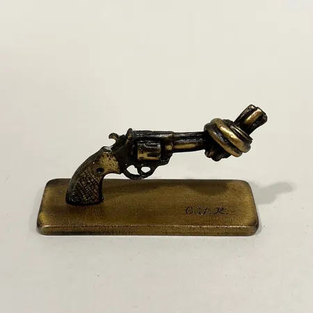 Skulptur, Carl Fredrik Reuterswärd, Non Violence Peace Symbol, längd ca 7cm, höjd 4,5cm, brons, i originalförpackning
