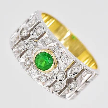 Ring, stl 17½, bredd 10,2mm, vitguld/gulguld, vita och grön sten, 14K Vikt: 6,6 g