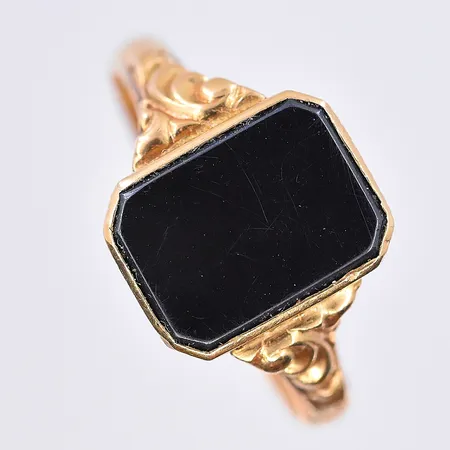 Klackring med Onyxplatta, stl 20, bredd 3-12 mm, 18K. Vikt: 5,4 g