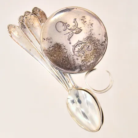 Diverse silverföremål, fem stycken kaffeskedar, ett udda lock, en ring, bucklig, skevheter, silver 830-925/1000 Vikt: 97,3 g
