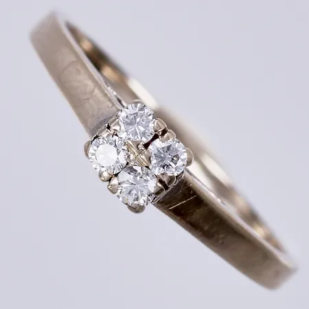 Ring med diamanter 4x ca 0,04ct, stl: 17, bredd: ca 2mm, vitguld, 18K Vikt: 2,7 g