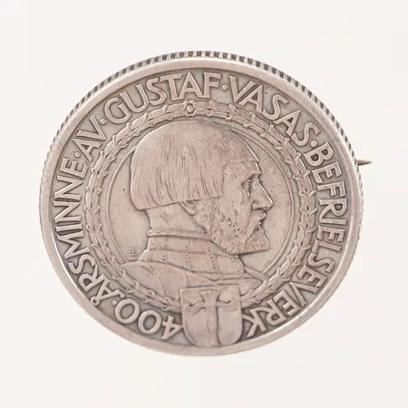 Brosch av mynt 2kr Gustaf V Sveriges Konung, 400Års Minne av Gustaf Vasas Befrielseverk, Ø31mm, silver 800/1000 Vikt: 15,7 g