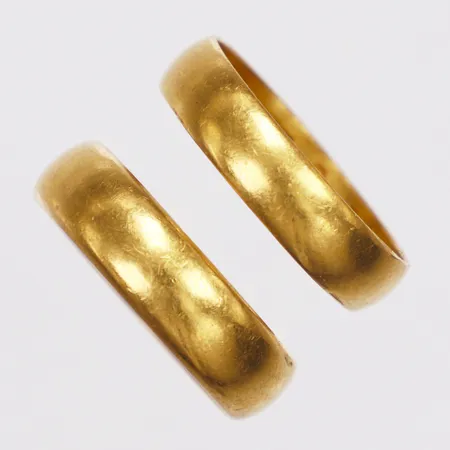 2 Ringar, släta, stl 18-18¼, personliga gravyrer, 23K  Vikt: 10,4 g