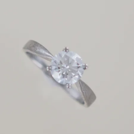 Ring med sten, Ø 19 mm, silver 925/1000 Vikt: 3,5 g
