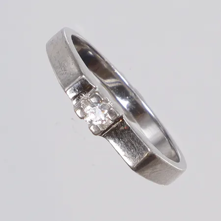 Ring med vit sten stl 16½ bredd 2-3mm silver 925/100 Vikt: 2,3 g