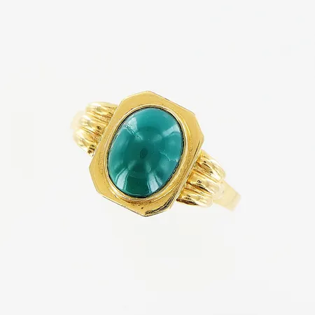 Ring, cabochonslipad grön sten, stl 17¾, bredd 1,2-11mm, 18K. Vikt: 2,6 g