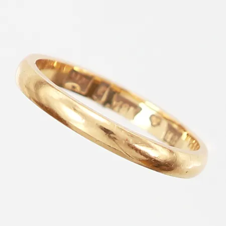 Ring slät, stl ca 17¾, bredd: 2,5mm, gravyr, 18K Vikt: 2,6 g