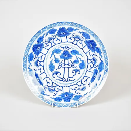 Fat, porslin, Kangxi, Kina, floral dekor i underglasyrblått, med karatärsmärke, 1700-tal, ca Ø27,5cm, kanten med två avslag, några mindre nagg. Specialfrakt, kontakta pantbankskontoret för mer information.