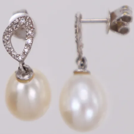 Ett par örhängen, droppformade odlade pärlor samt diamanter 22 x ca. 0,005ct, 20mm, stift, vitguld, 18K Vikt: 3,1 g