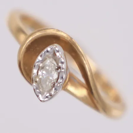 Ring med navettslipad diamant 1xca0,10ct, stl 16½, bredd 1,8-8mm, 14K Vikt: 3 g