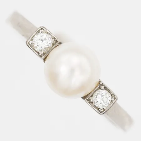 Ring med odlad saltvattenpärla, Ø 6mm, samt briljantslipade diamanter totalt 0,08ct enligt gravyr, stl: 17, 18K vitguld Vikt: 2,8 g