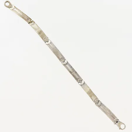 Armband 21cm, bredd 7mm, bucklor, baksida lackad, ostämplad, silver. Vikt: 18,3 g