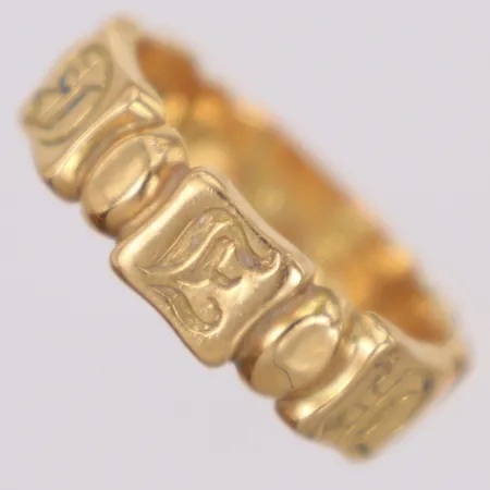 Ring med bokstäver, stl 18, bredd 6mm, ihålig, bucklor, 18K  Vikt: 2,9 g