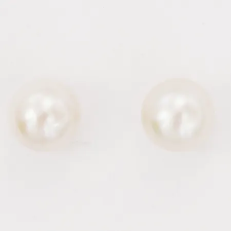 Ett par örhängen med pärlor, Ø6mm, saknar snurrebussar, 18K guld, bruttovikt: 0,9g. 