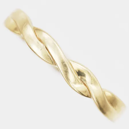 Ring, stl: 18¼, bredd: 2-3mm, GHA, 18K guld.  Vikt: 2 g