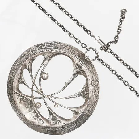Collier med integrerat hänge, längd exkl. hänge: 66cm, bredd: 4mm, Ø 75mm, Karl Leine, 1972 Finland, 925/1000 silver.  Vikt: 59,5 g