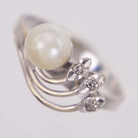 Ring med åttkantslipade diamanter ca 0,03ctv och pärla, stl 16¼, vitguld 18K Vikt: 2,5 g