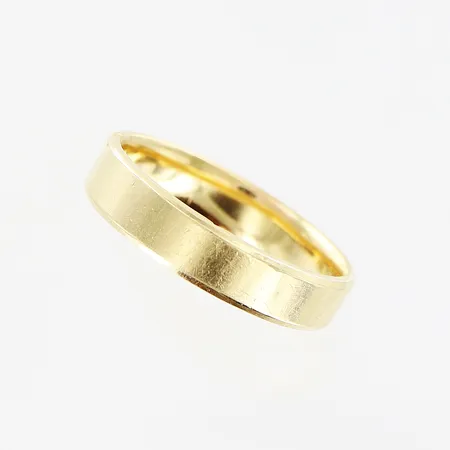 Ring, slät, stl 21, bredd 5,1mm, ihålig, bucklig/repor, 14K. Vikt: 3,1 g