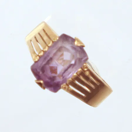 Ring, lila sten, Ø19,7mm, bredd 0,4mm, något ojämn i skenan, 18k Vikt: 3 g