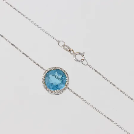 Collier med hänge, Topas med 30 st diamanter på totalt 0.10 ct enligt intyg, vitguld, längd ca 40 cm, diameter 11.2 mm, 18k.  Vikt: 3,2 g