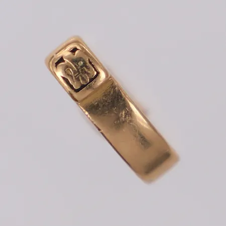 Barnring med dekor, stl 12¾, bredd: 3,2-4mm, repor, slitage på dekor, 18K  Vikt: 4 g