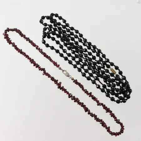 Collier troligen granater, längd ca 47 cm, bredd ca 5 mm.Collier längd ca 140 cm.