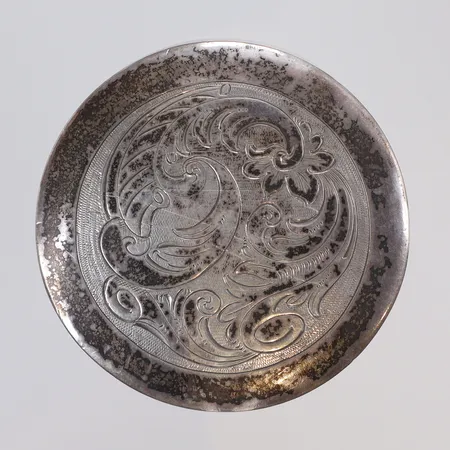 Dosa mönstrad Ø4,6cm höjd 2,1cm, med slitage och små bucklor EGS 1863, silver 830/1000 Vikt: 25,6 g